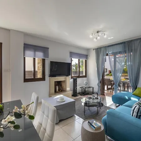 A Luxury 2 Bedroom Minutes From The Beach, 1363 איה נאפה