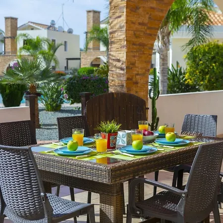 A Luxury 2 Bedroom Minutes From The Beach, 1363