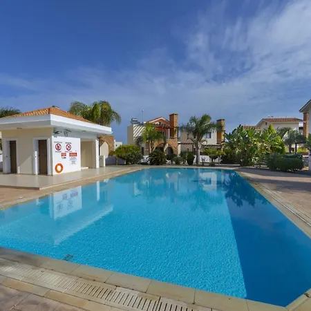 A Luxury 2 Bedroom Minutes From The Beach, 1363 Villa *