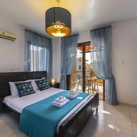 Villa A Luxury 2 Bedroom Minutes From The Beach, 1363